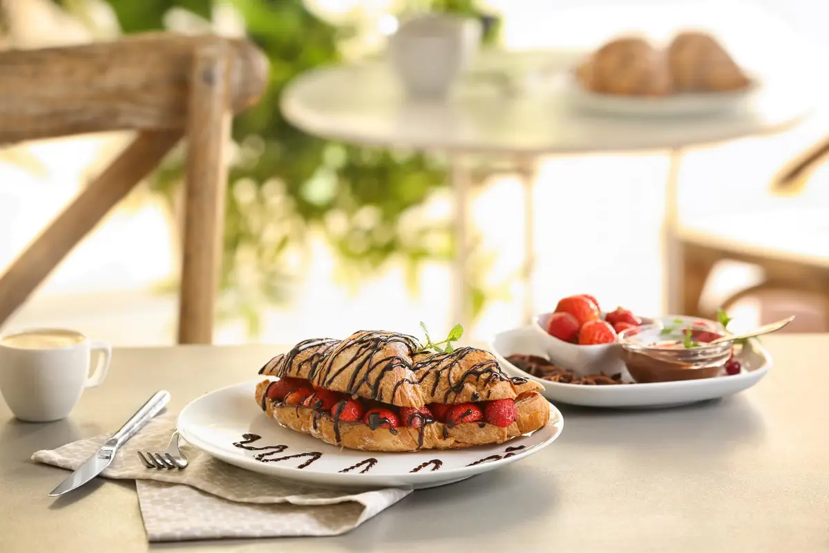 Brunch gourmand du dimanche servi en terrasse à Bandol