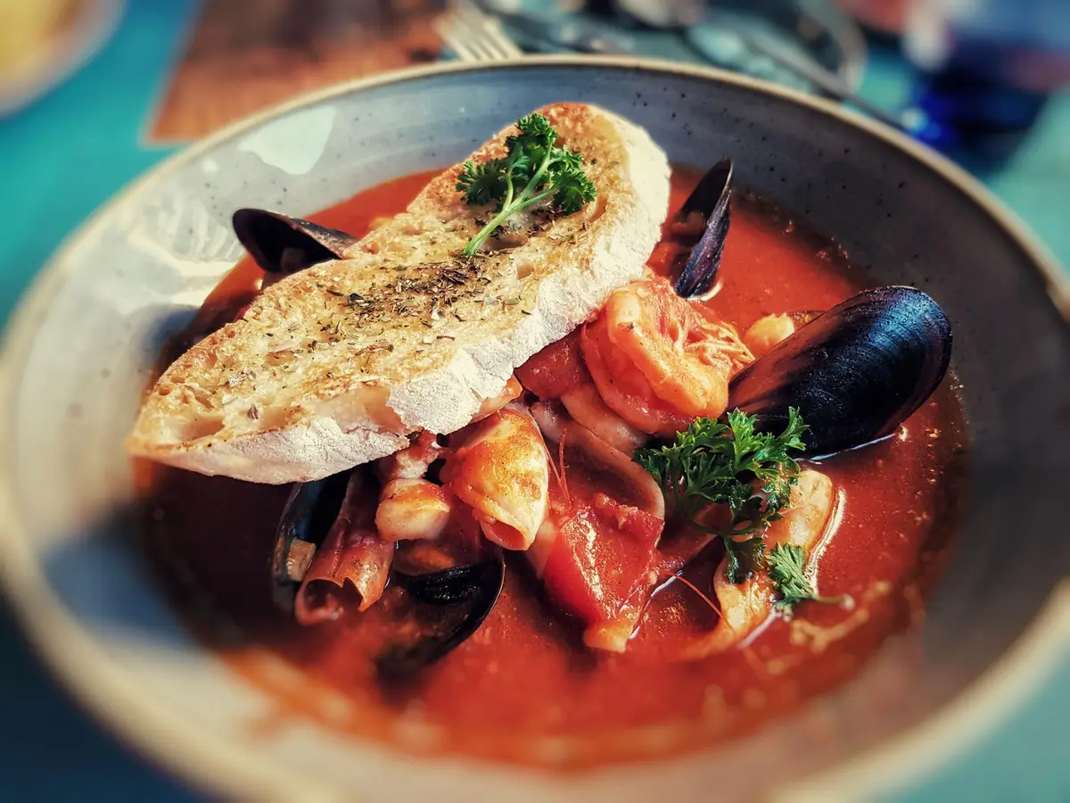 Poisson grillé et bouillabaisse servis dans un restaurant de Carqueiranne