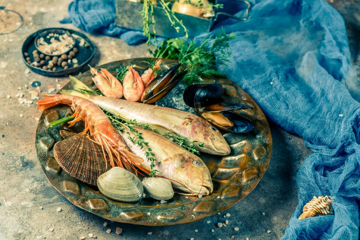 Plateau de fruits de mer et poisson frais servi dans un restaurant du Pradet