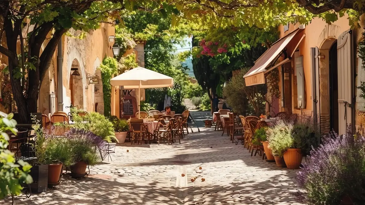 Terrasse de restaurant dans une ruelle du village provençal d'Ollioules