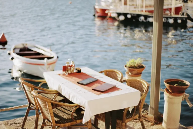 Terrasses de restaurants sur le port de Saint-Mandrier-sur-Mer
