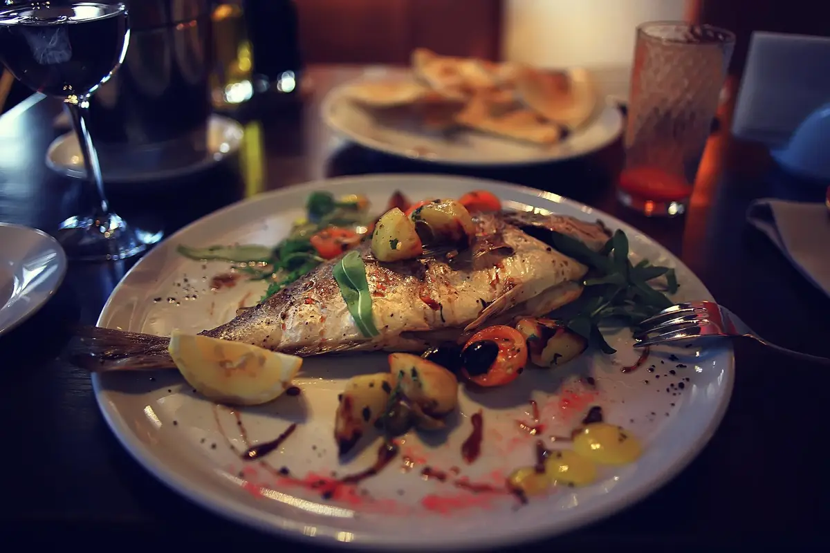 Assiette de poisson frais et fruits de mer sur une terrasse de Saint-Mandrier