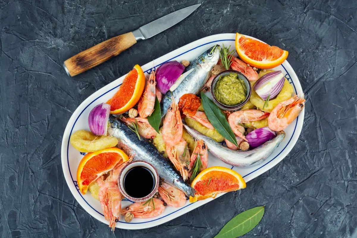 Poisson grillé et fruits de mer servis en bord de mer à Six-Fours-les-Plages